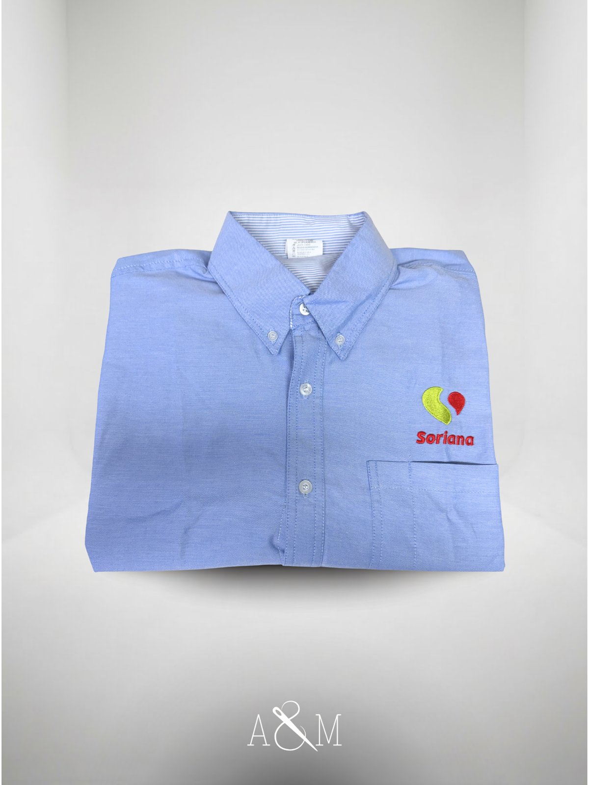 Camisa oxford azul con logo Soriana bordado a color