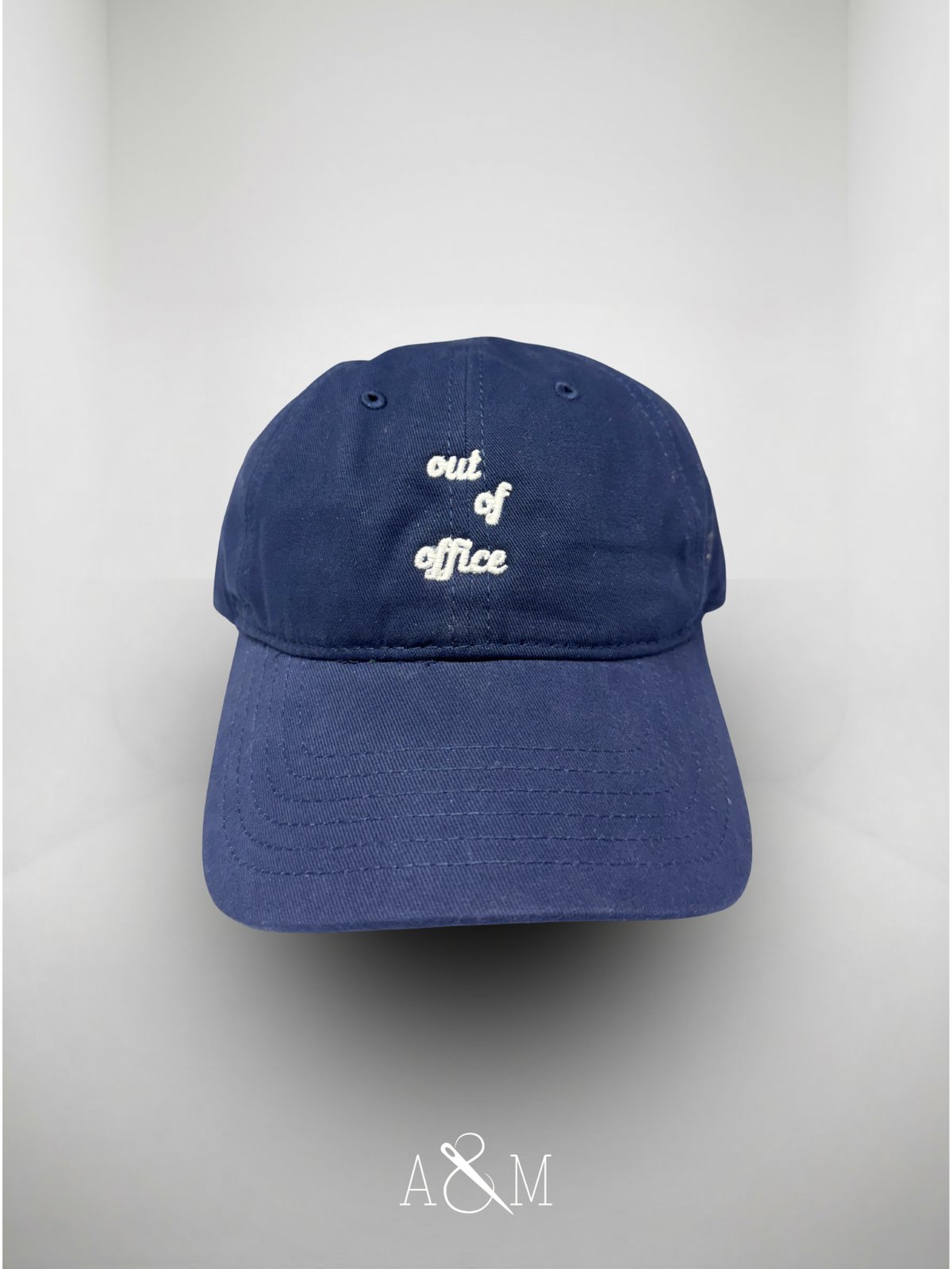 Gorra dad cap azul marino con bordado out of office