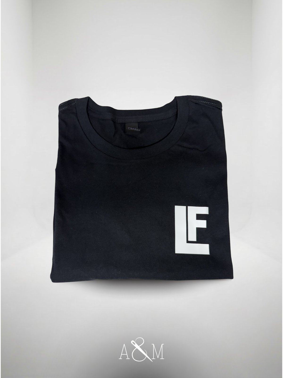 Playera negra con logo LF aplicado en DTF