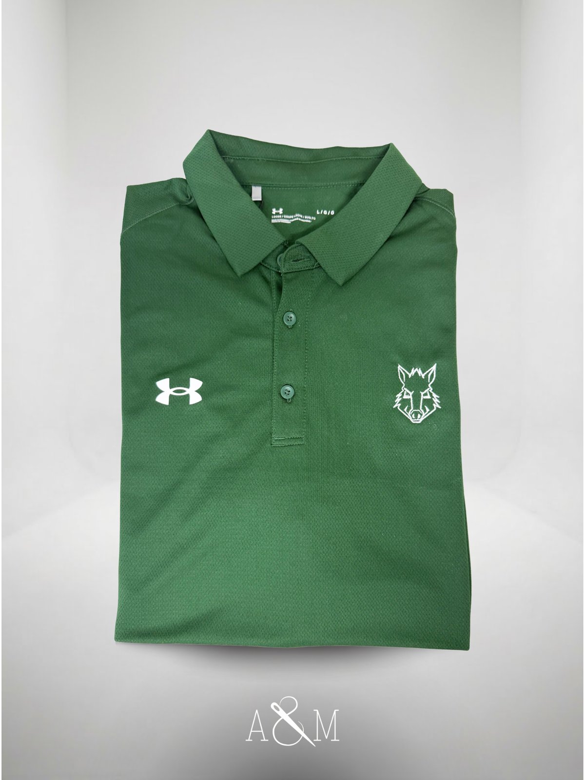 Polo verde Under Armour con bordado de logo jabalí — personalización corporativa